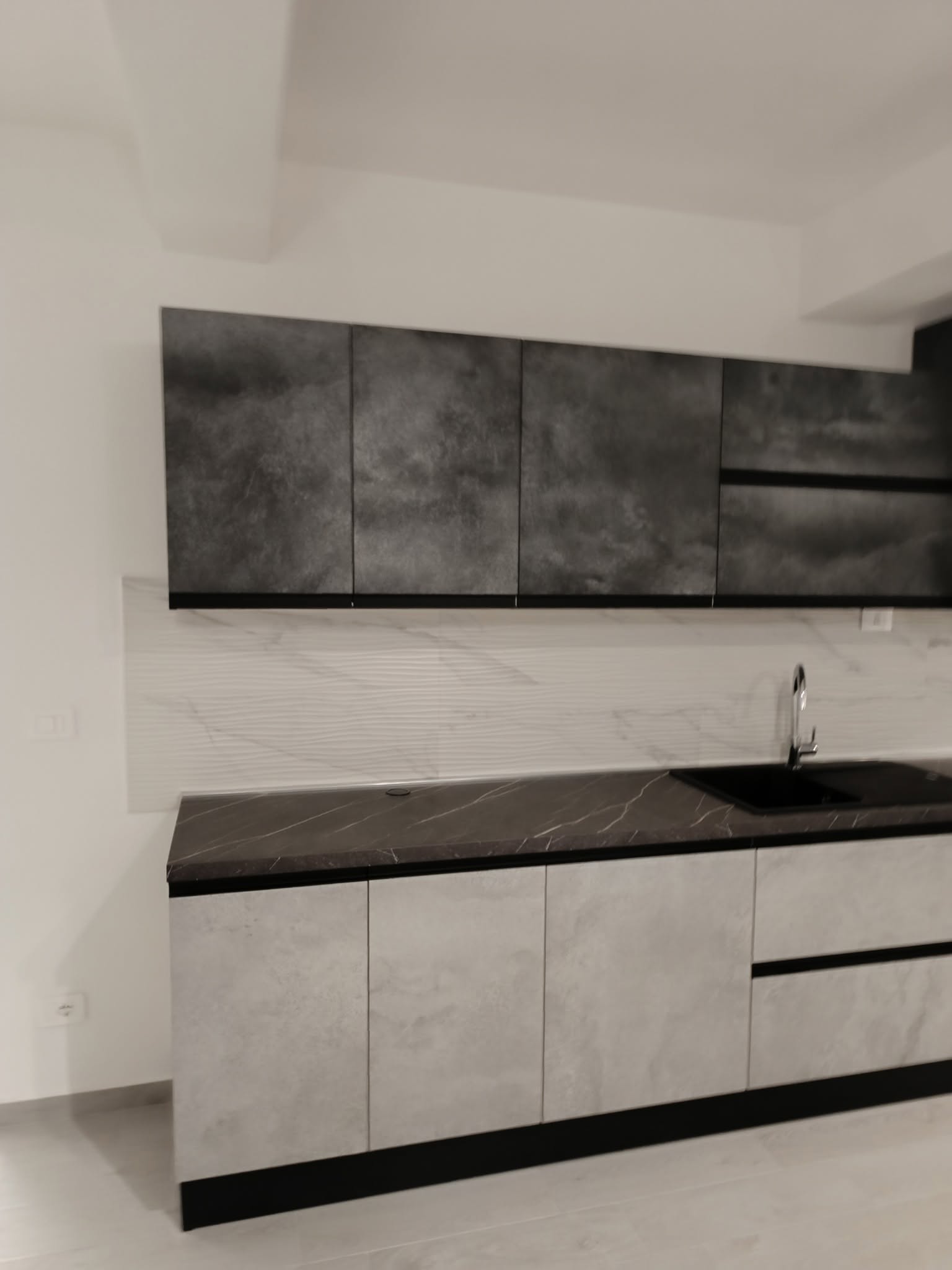 Cucina angolare bicolore effetto pietra