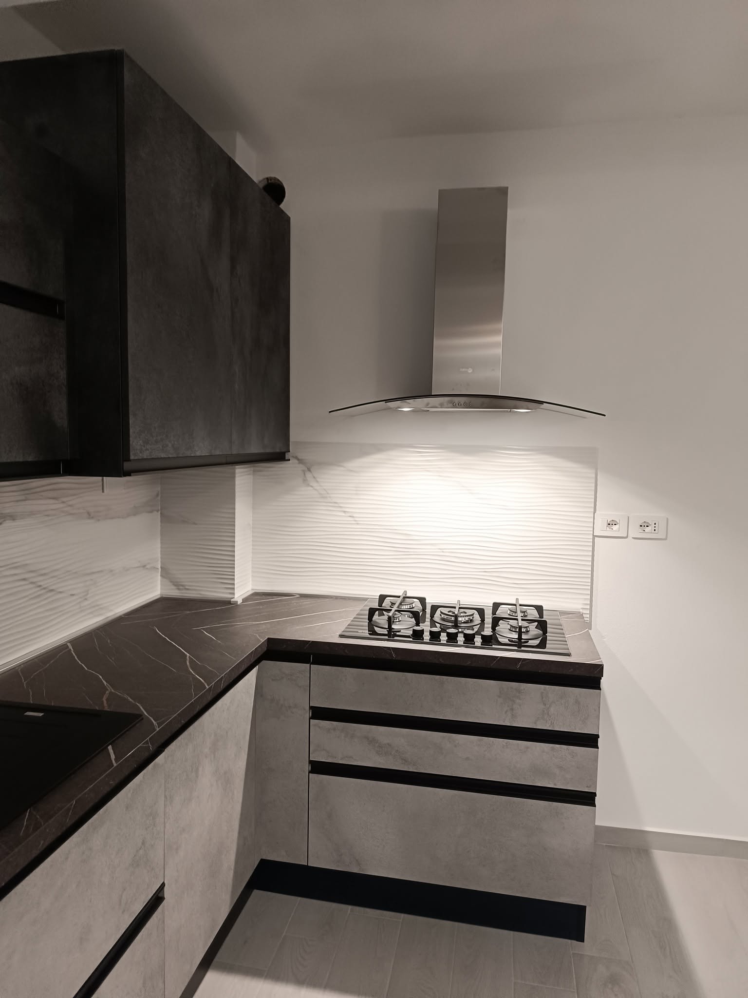 Cucina angolare bicolore effetto pietra