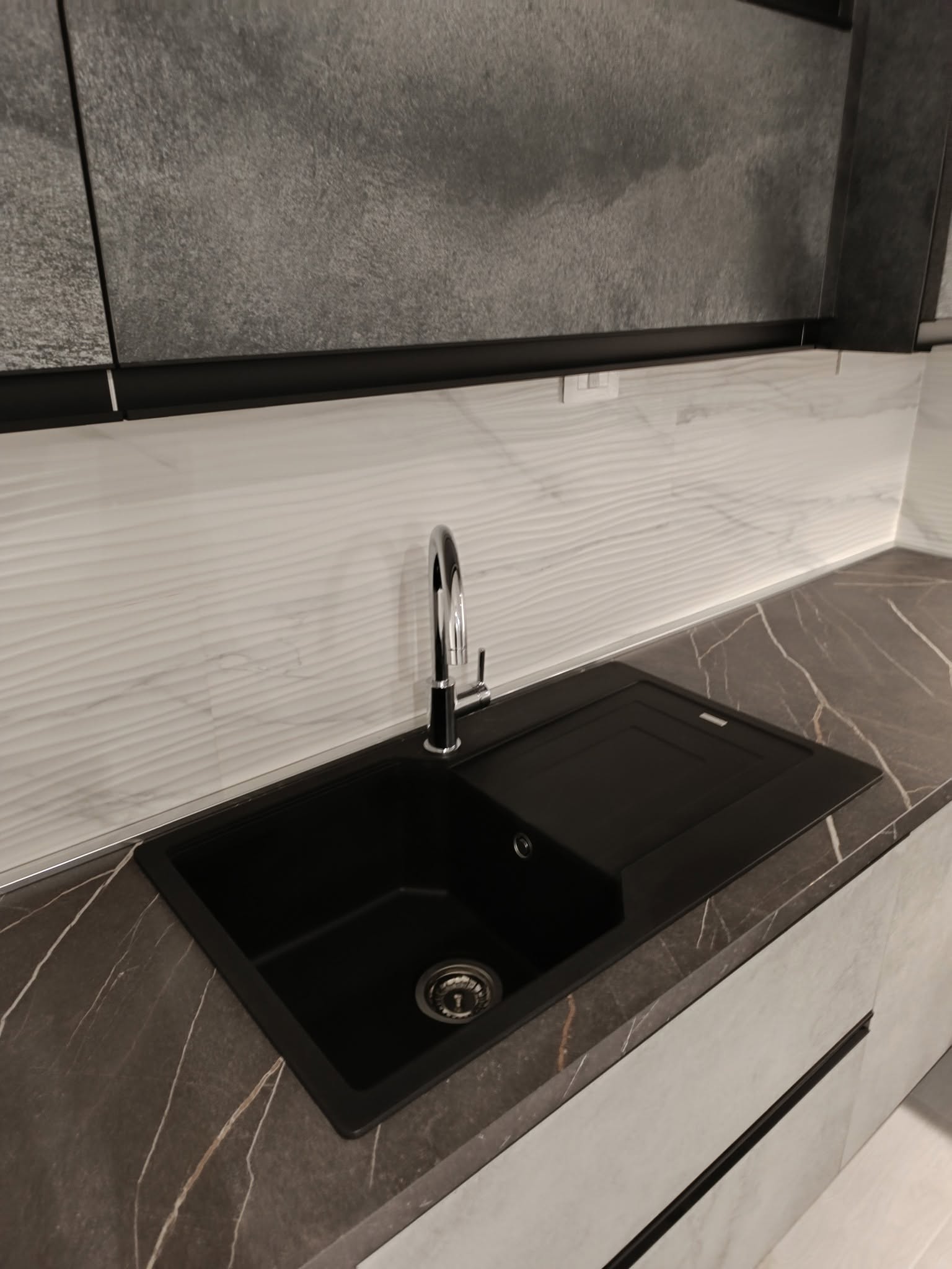 Cucina angolare bicolore effetto pietra